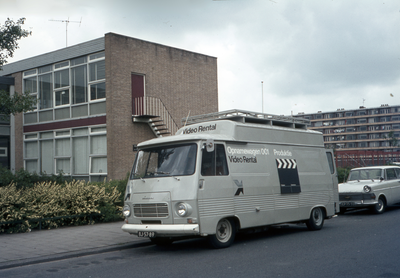 804396 Afbeelding van een opnamewagen van Video Rental bij de openbare lagere Floris Eversschool (Marco Pololaan 523) ...